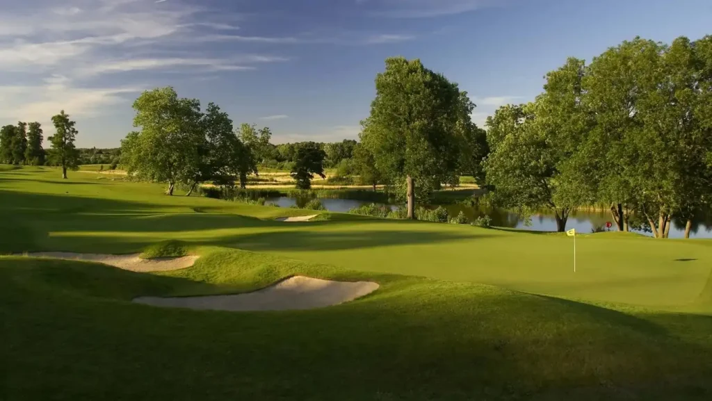 THE GROVE GOLF CLUB